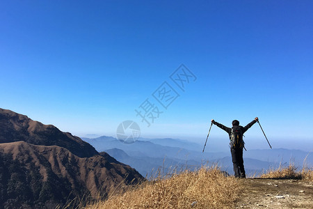 登山的人图片