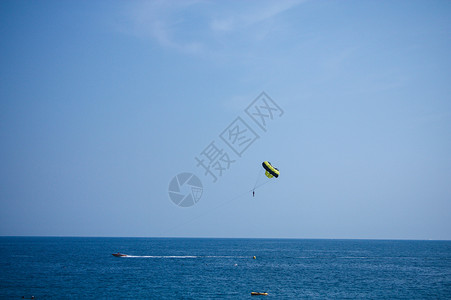 简约国外地中海海滨蔚蓝色的夏天和海上降落伞背景