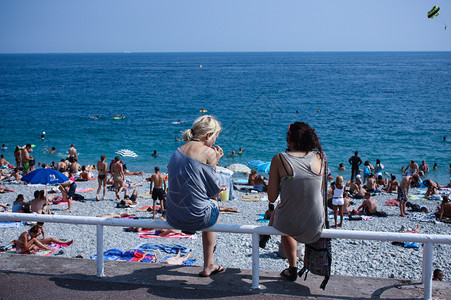 太阳浴地中海夏天的阳光海滨以及美女背影背景