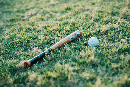 夕阳草地棒球高清图片