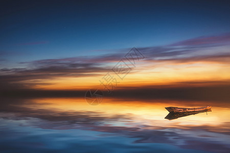 一艘小船小船海边日落背景