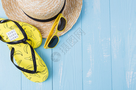 黄色木质标签夏日草帽墨镜拖鞋素材背景