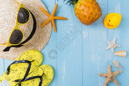 菠萝玩具夏日草帽墨镜拖鞋凤梨素材背景