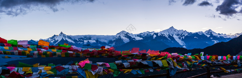 凯梅里梅里雪山全景背景