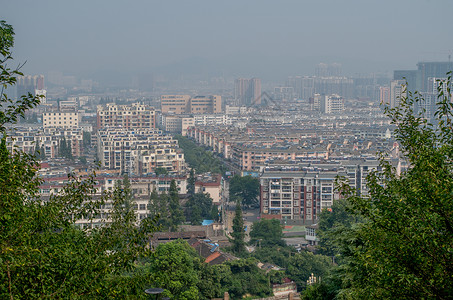 云阶梯山下城市背景