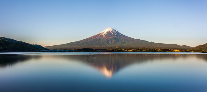 富士山日出湖面上的日出高清图片