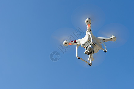 飞行中的无人机背景图片