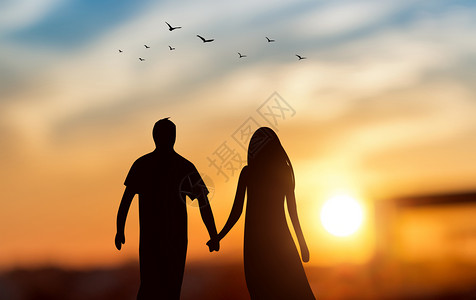 夫妇散步黄昏天空下牵手情侣剪影设计图片