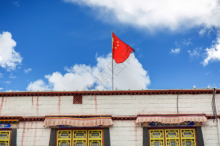 西藏蓝天下的五星红旗图片免费下载背景图片