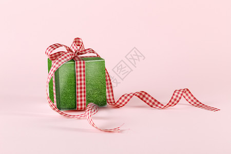 闺蜜互送礼物拿着礼物绿色礼物创意图设计图片