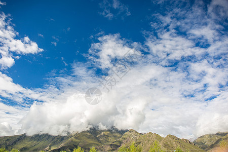 西藏的蓝天白云背景图片