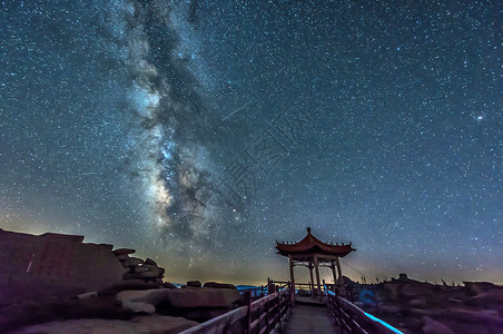 夜空银河山顶亭子高清图片