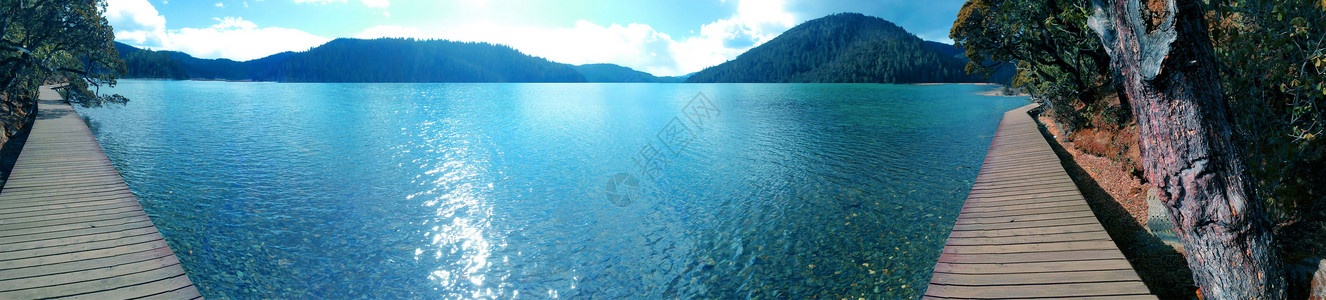 线格素材香格里拉普达措公园碧塔海湖泊美景背景