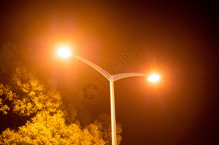 夜晚的暖黄色路灯高清图片