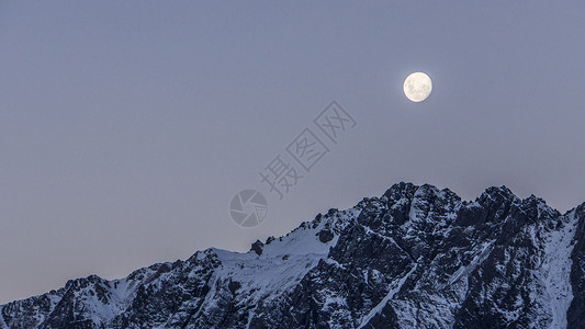 雪山石头峡谷月升背景