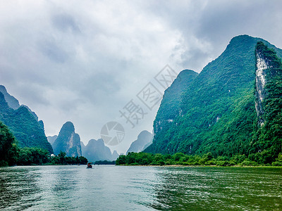 桂林山水甲天下-漓江的山水与天空背景图片