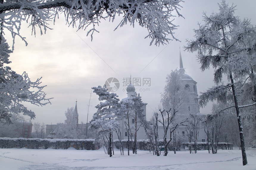 雪中的教堂图片