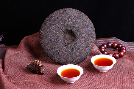 茶汤普洱茶茶饼和紫砂壶高清图片