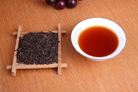 普洱茶茶汤大红色背景图片