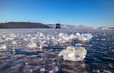 湖面上的冰块图片