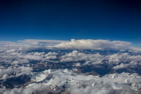 俯瞰连绵的雪山和天空高清图片