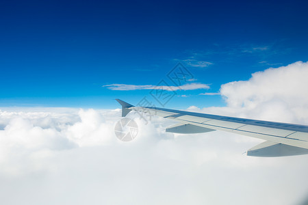 翅膀素材免费飞行在云端背景