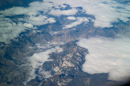 俯瞰连绵的雪山和天空高清图片
