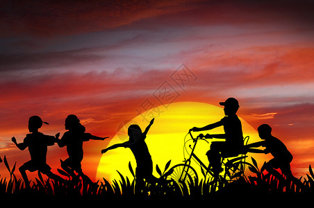 自行车简笔手绘创意合成-黄昏下嬉戏的伙伴背景