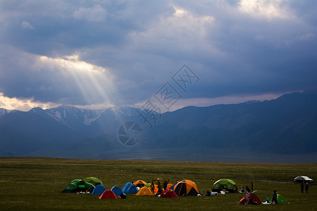 赛里木湖旁扎营背景图片