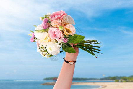 美丽一生钟爱一生婚纱摄影新郎新娘共举求婚鲜花背景