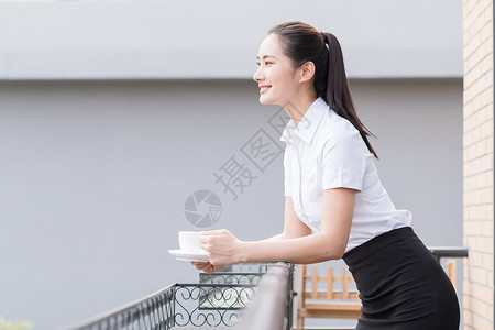 公司美女白领喝咖啡放松图片