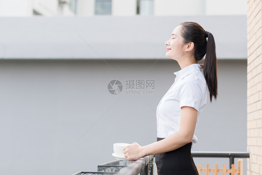公司美女白领喝咖啡放松图片