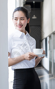 休闲喝咖啡的白领商务女性图片