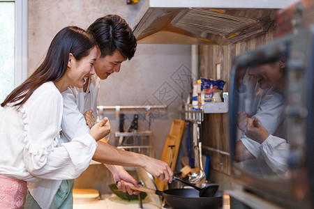厨房和炒菜一起烹饪的情侣背景