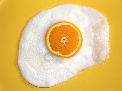 剥开的鸡蛋中的水果设计图片