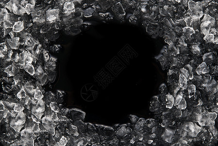 融化冰冰块黑色素材背景