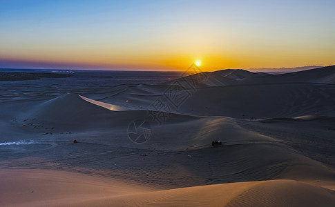 一缕一缕沙漠之海的一缕晨光背景