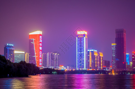 天鹅湖夜景与天空图片