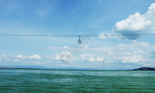天空中的缆车高清图片