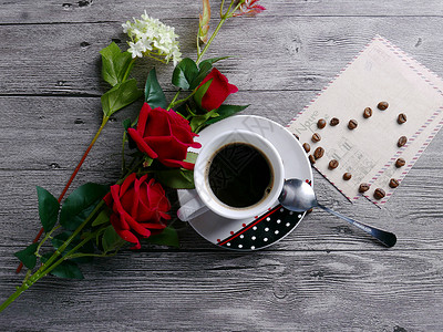 咖啡杯爱心咖啡与玫瑰背景