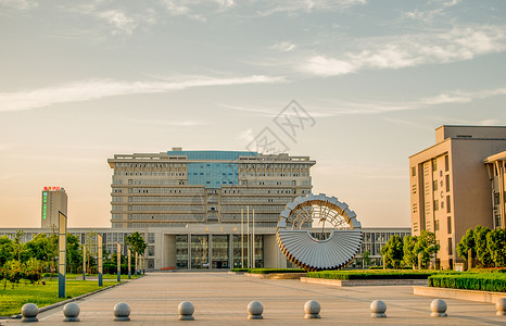 清云学校素材夕阳映照下的图书馆背景