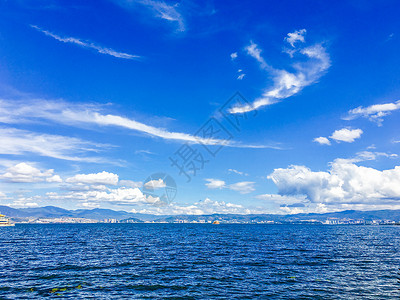 洱海游轮云南大理的蓝天白云背景