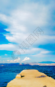 看着风景云南大理-洱海的蓝天白云背景