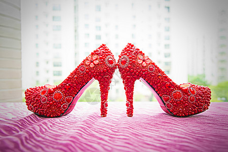 珍珠婚红色水钻婚鞋特写背景