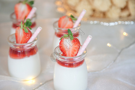 浪漫早餐草莓奶昔背景
