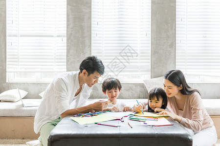 爸爸妈妈在家教孩子画画图片