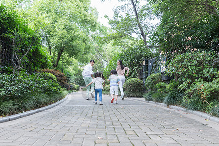 小区跑到年轻父母带孩子小区散步运动背景