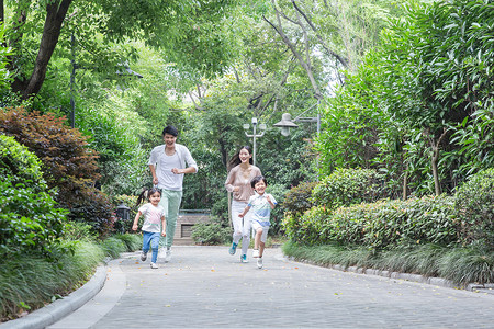 年轻父母带孩子小区散步运动背景