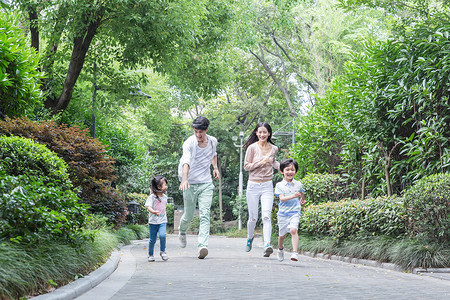 小区跑到年轻父母带孩子小区散步运动背景