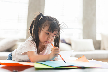培养儿童可爱的小女孩在画画背景